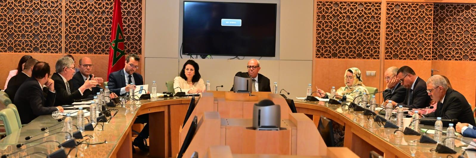 La ministre déléguée Amal El Fallah Seghrouchni et les membres de la Commission de l’Intérieur de la Chambre des représentants réunis autour d'une grande table de conférence lors de l'examen du projet de loi sur les nominations aux fonctions supérieures.
