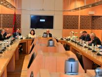 La ministre déléguée Amal El Fallah Seghrouchni et les membres de la Commission de l’Intérieur de la Chambre des représentants réunis autour d'une grande table de conférence lors de l'examen du projet de loi sur les nominations aux fonctions supérieures.