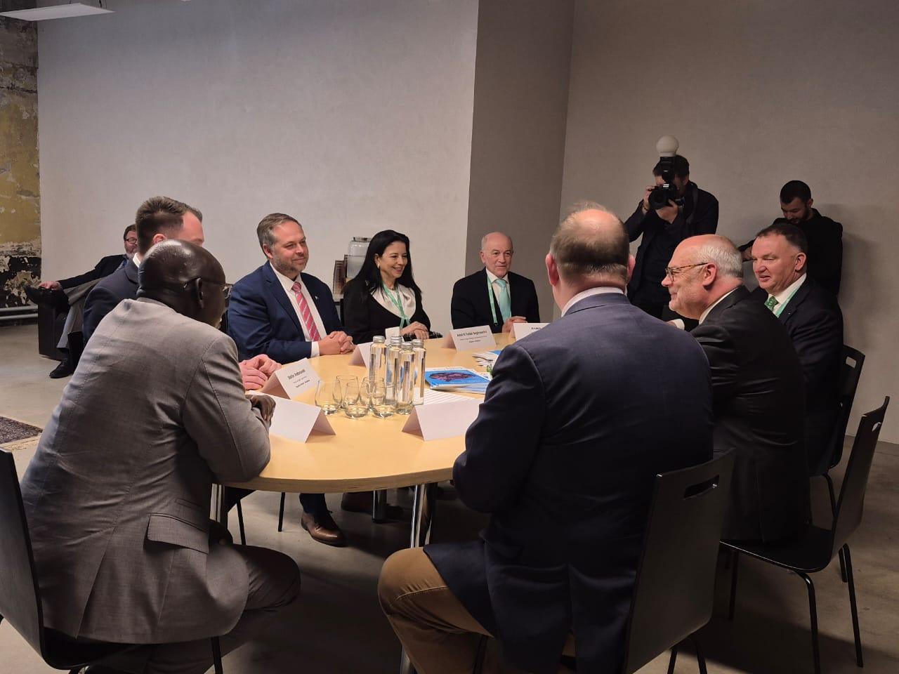 Dans le cadre de sa visite de travail, Madame la Ministre a assisté, le 28 mai 2025, a une réunion organisée par le président de la République d'Estonie, a une réunion.