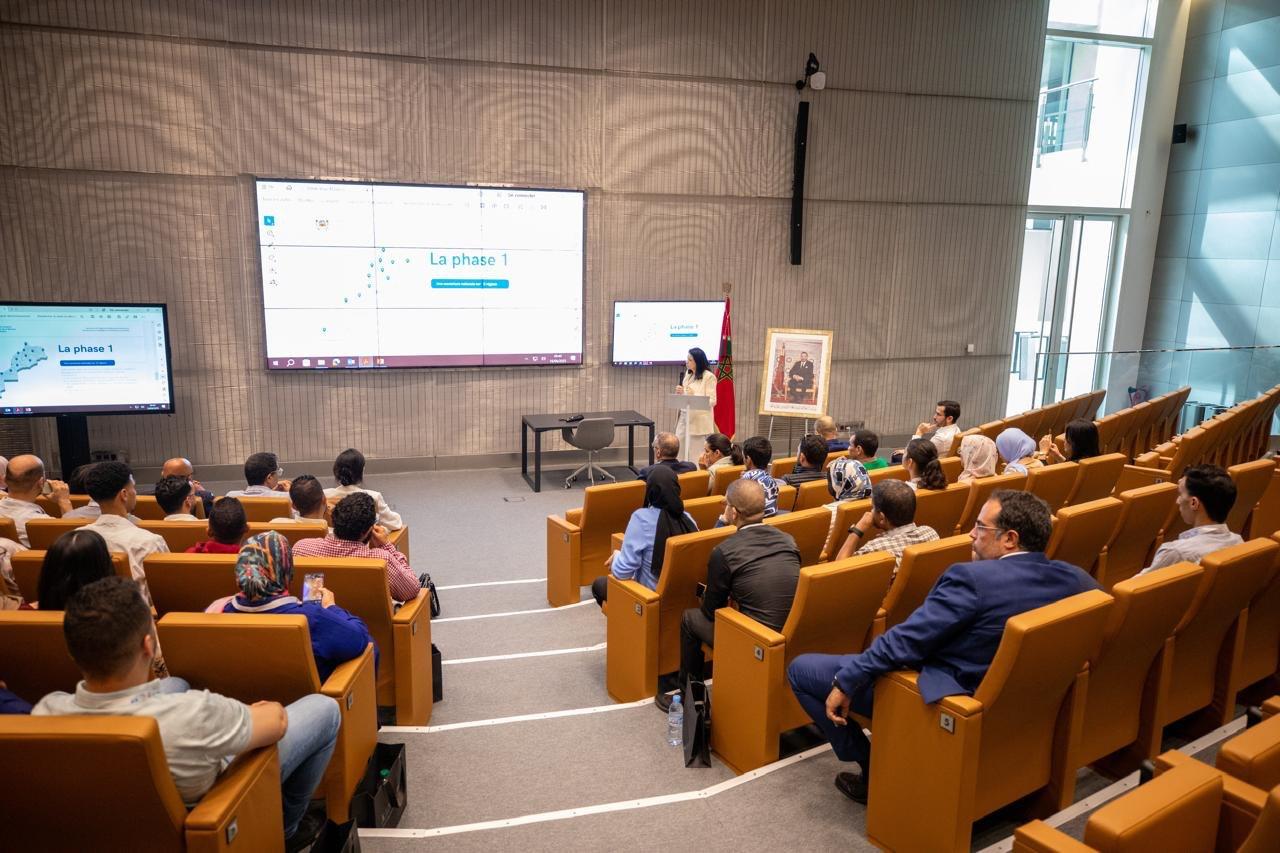 Madame La ministre a présidé, le 16 juin 2025, le lancement du programme national de formation en intelligence numérique et artificielle au profit des enfants, organisé au centre « AI Movement » à l'UM6P.