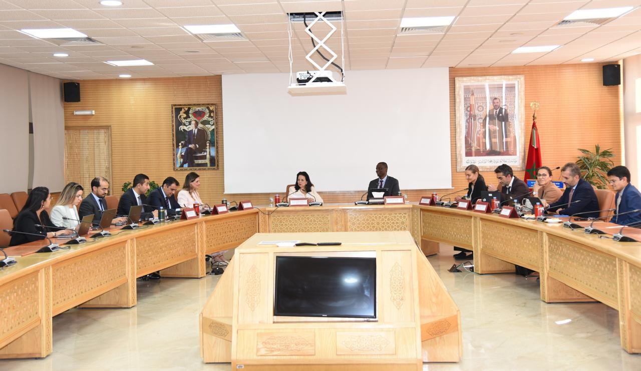 Madame la Ministre a présidé, le 5 mai 2025, une réunion de travail en présence de M. le Directeur des opérations "The World Bank  pour le Maroc et le Maghreb" et de Mme Sylvia Solf, Manager de l’agenda numérique pour la région MENA.