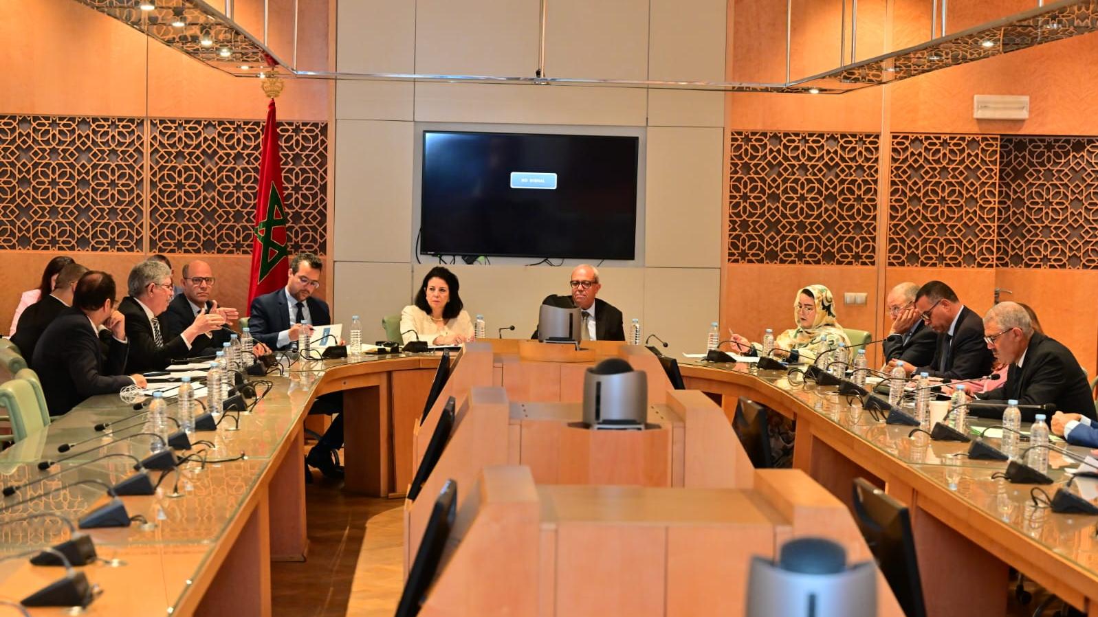 La ministre déléguée Amal El Fallah Seghrouchni et les membres de la Commission de l’Intérieur de la Chambre des représentants réunis autour d'une grande table de conférence lors de l'examen du projet de loi sur les nominations aux fonctions supérieures.