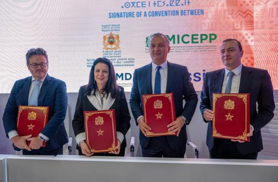 Signature de Madame la Ministre de trois accords distincts concernant le secteur de l’externalisation des services