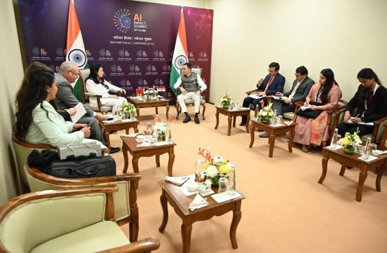 Madame la Ministre a rencontré, Lors de sa participation au Sommet sur l'impact de l'IA à New Delhi,   M. Jitin Prasad, Ministre d'État, Ministre du commerce, de l'industrie, Ministère de l'électronique et des technologies de l'information de l'Inde.