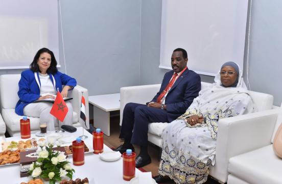 En marge du 17e Forum ministériel africain sur l'administration publique et les institutions étatiques, Mme la Ministre a tenu des discussions bilatérales avec Mr. le Ministre des ressources humaines et de la protection sociale de la République du Soudan.